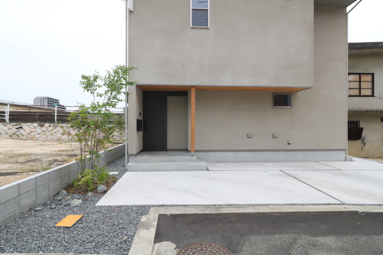 岡山市｜和モダン住宅と緑の外構