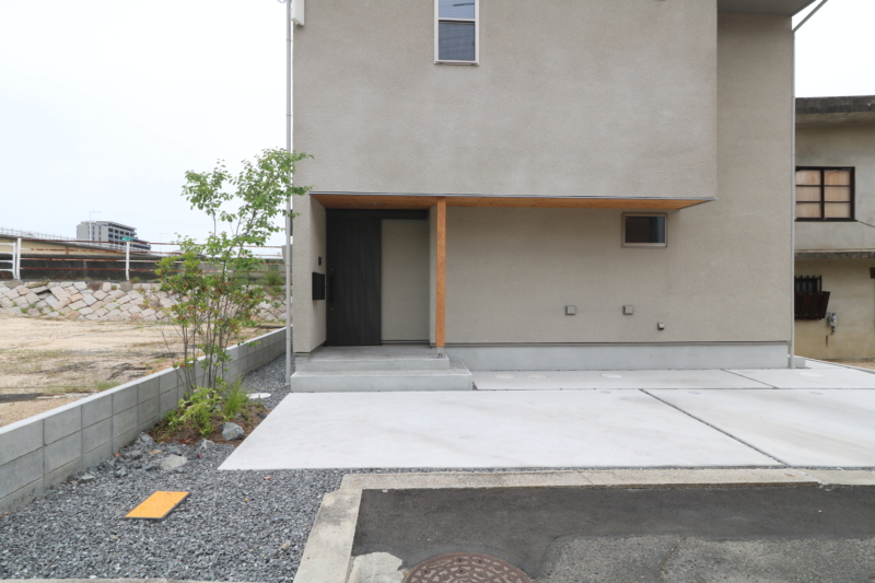 岡山市｜和モダン住宅と緑の外構