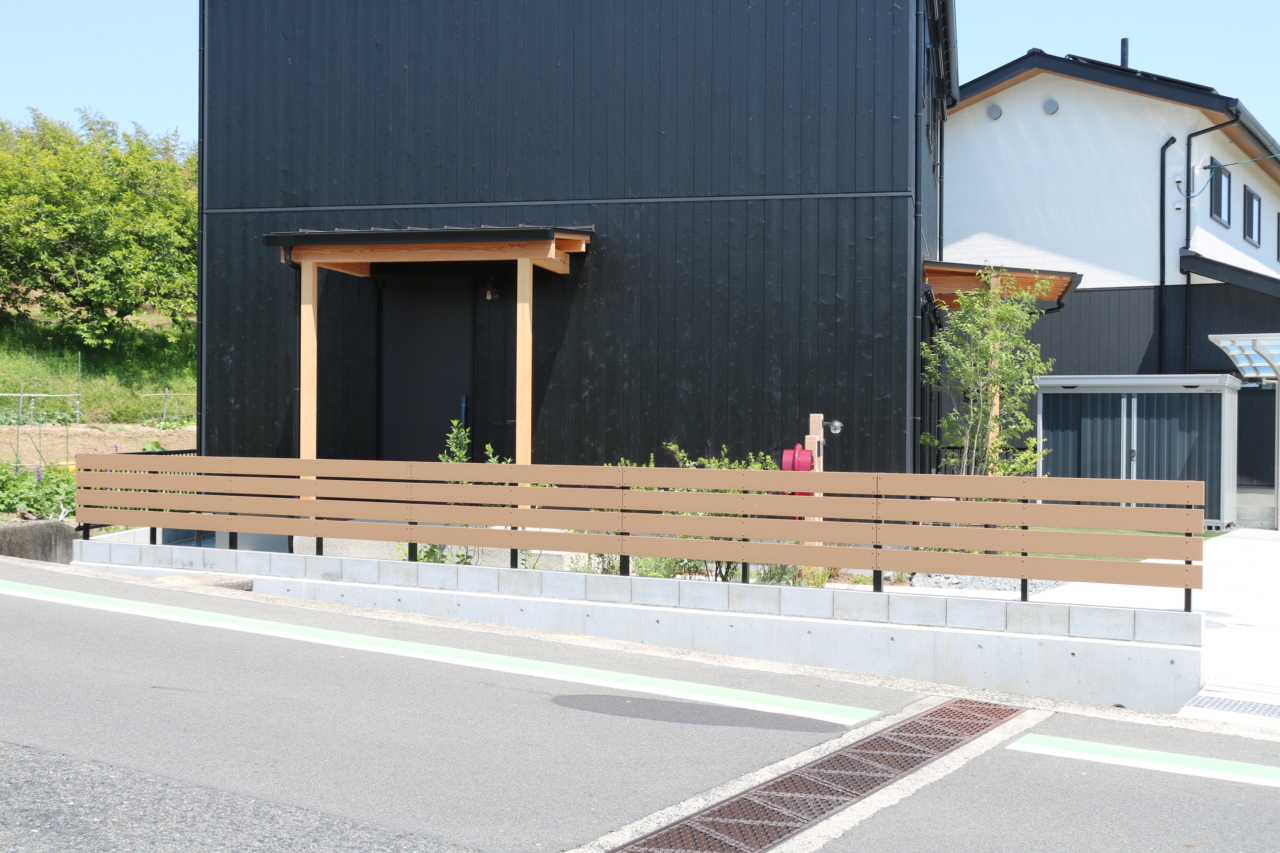 総社市|焼杉に映えるナチュラル外構