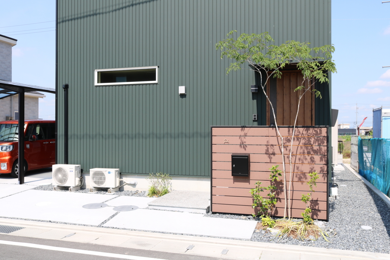 岡山市|緑の外壁と調和するエクステリア