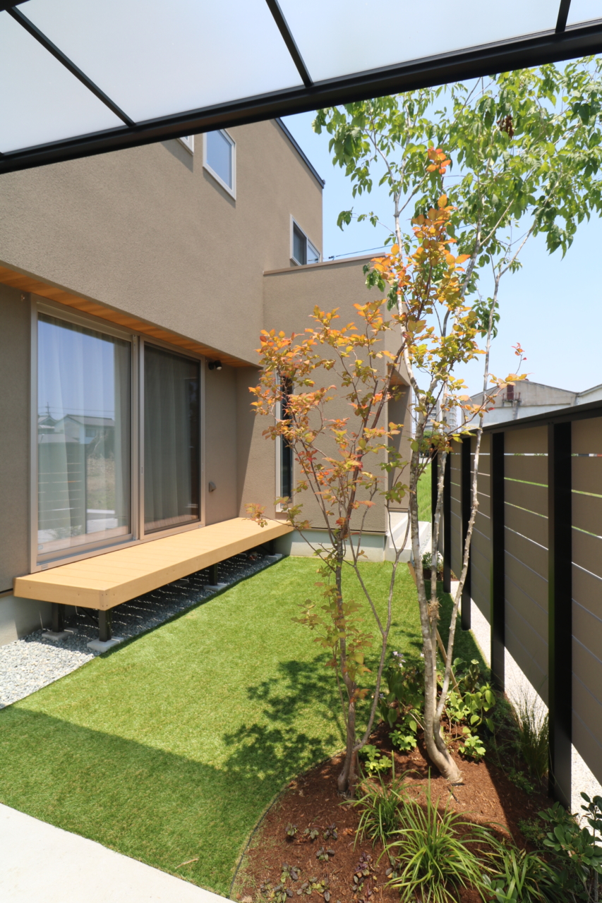 総社市|グレージュを引き立てる植栽