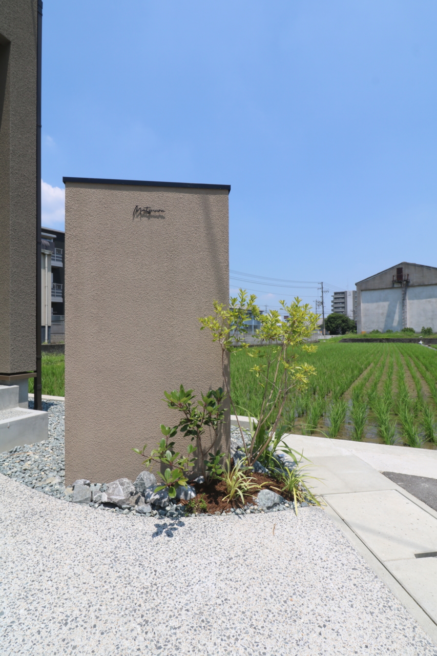 総社市|グレージュを引き立てる植栽