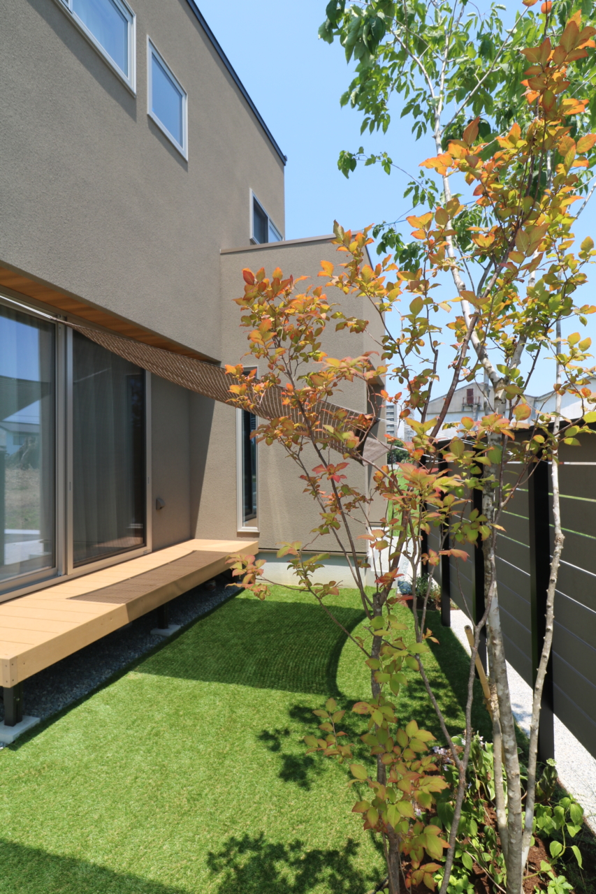 総社市|グレージュを引き立てる植栽