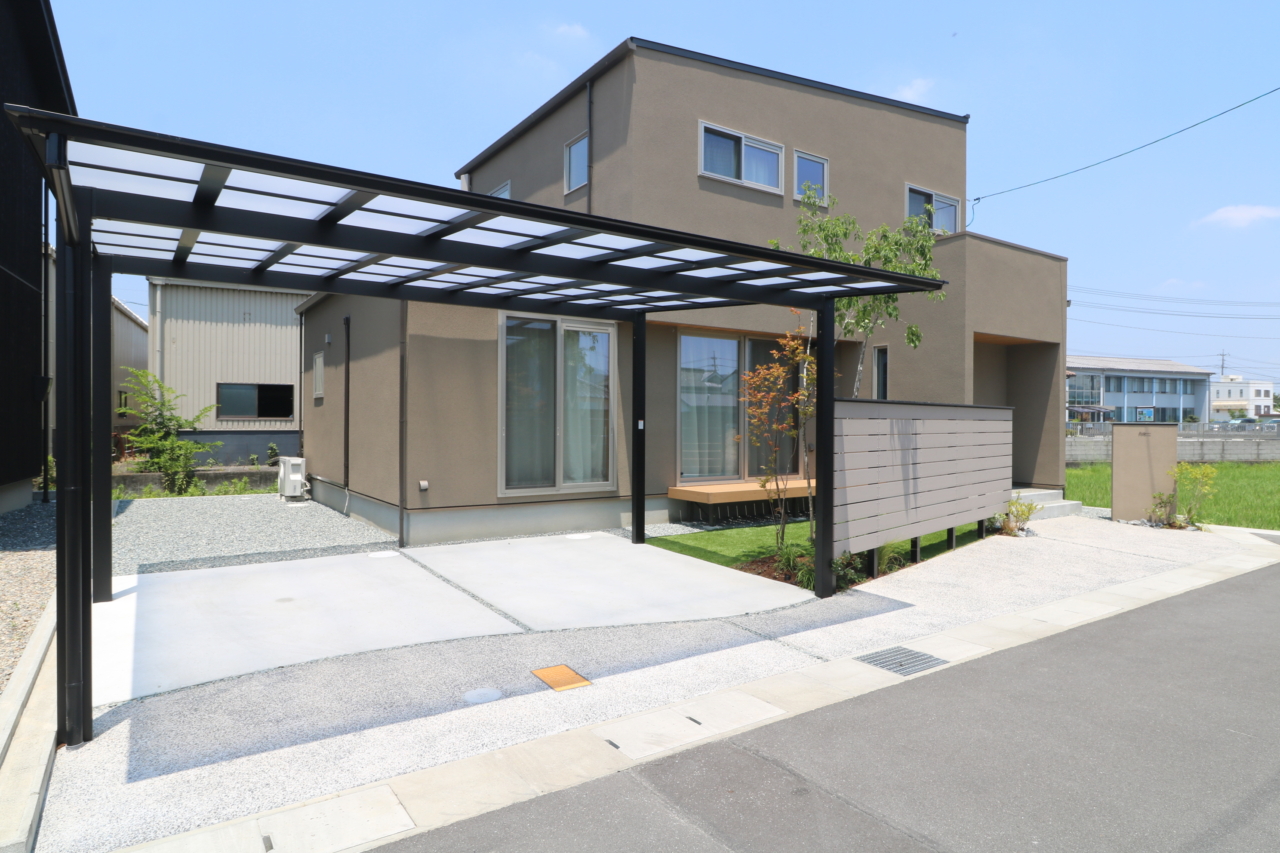 総社市|グレージュを引き立てる植栽