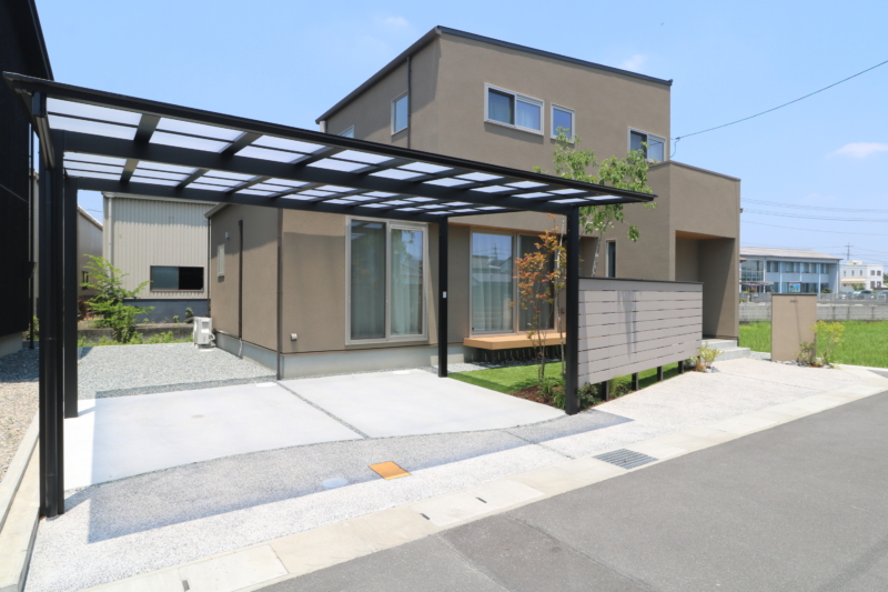 総社市｜グレージュを引き立てる植栽