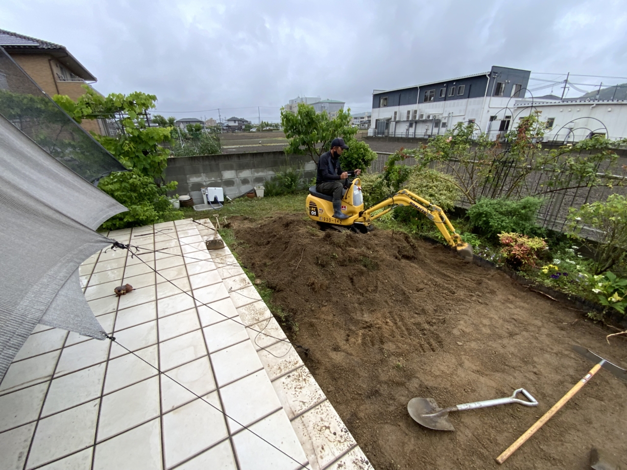 人工芝施工　整地作業の様子