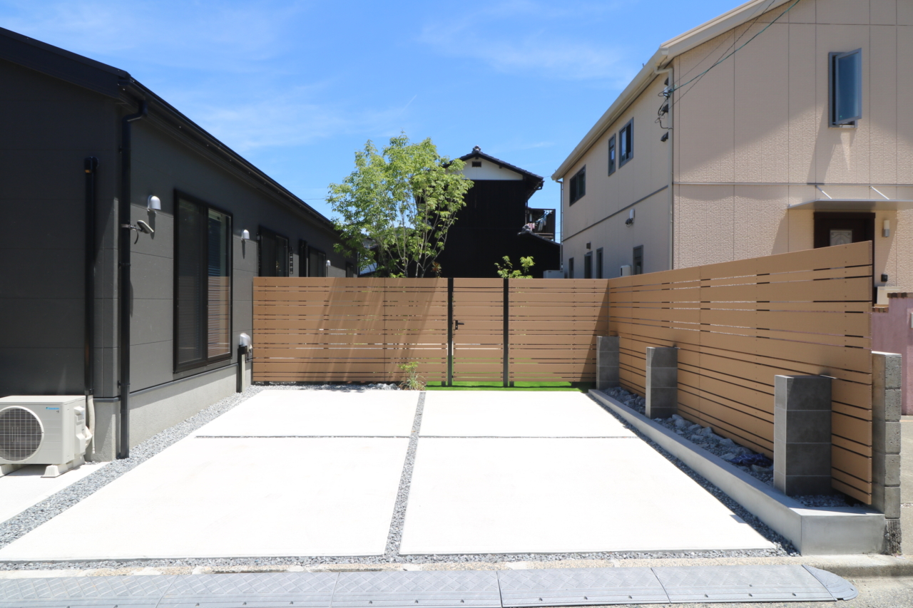 玉野市 庭工事 エコモックフェンスで駐車場と庭を仕切った完成後の様子