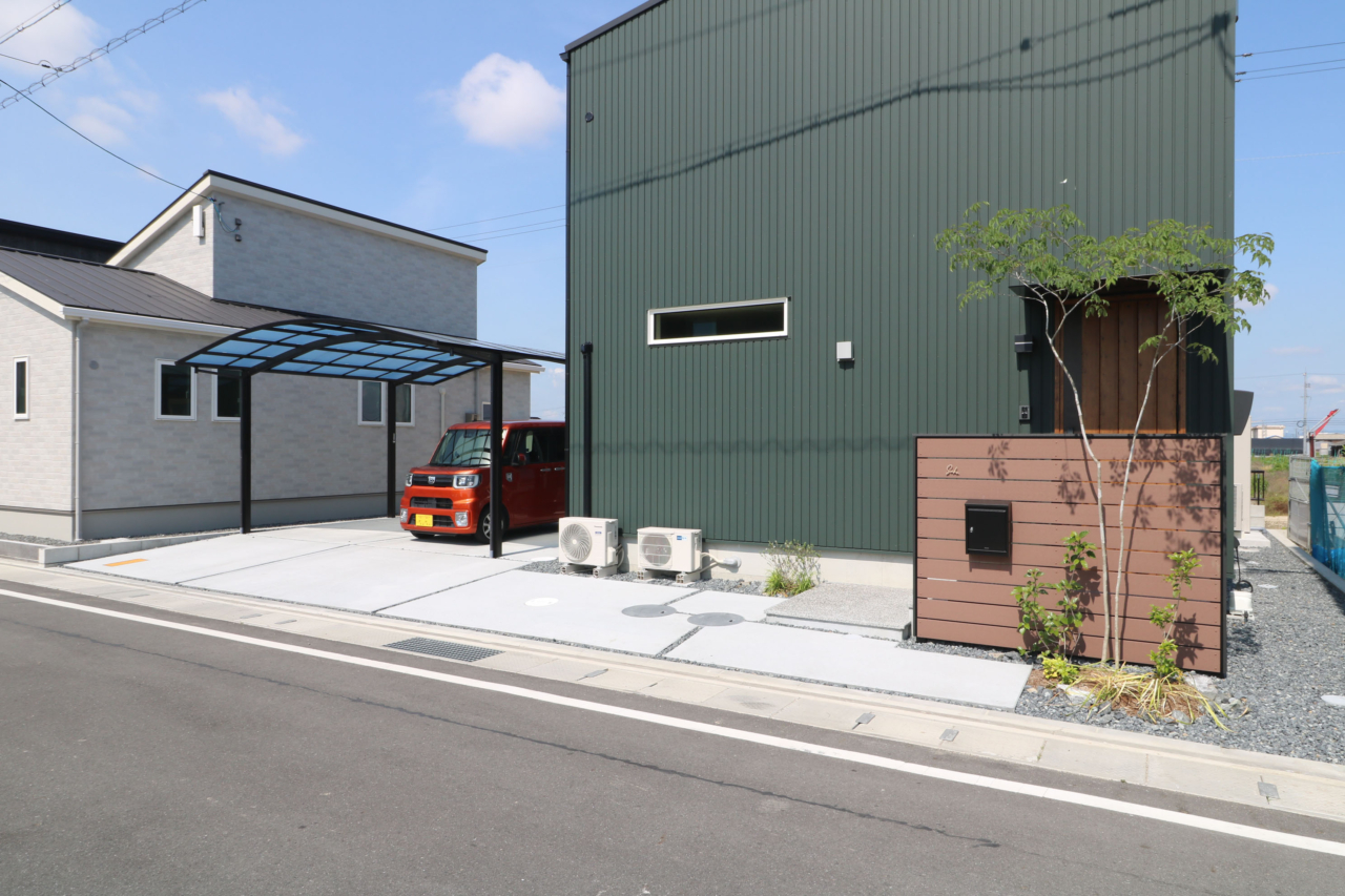 岡山市|緑の外壁と調和するエクステリア