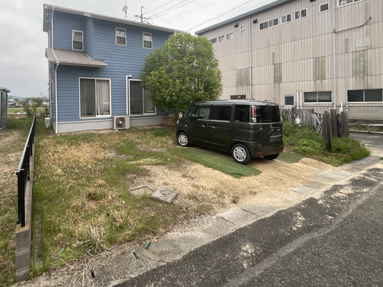 岡山市 庭リフォーム工事前 駐車場と庭の様子