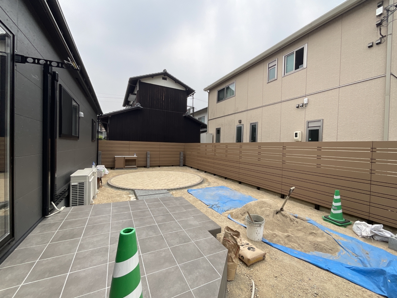 玉野市 庭工事 エコモックフェンス　施工中　目隠し