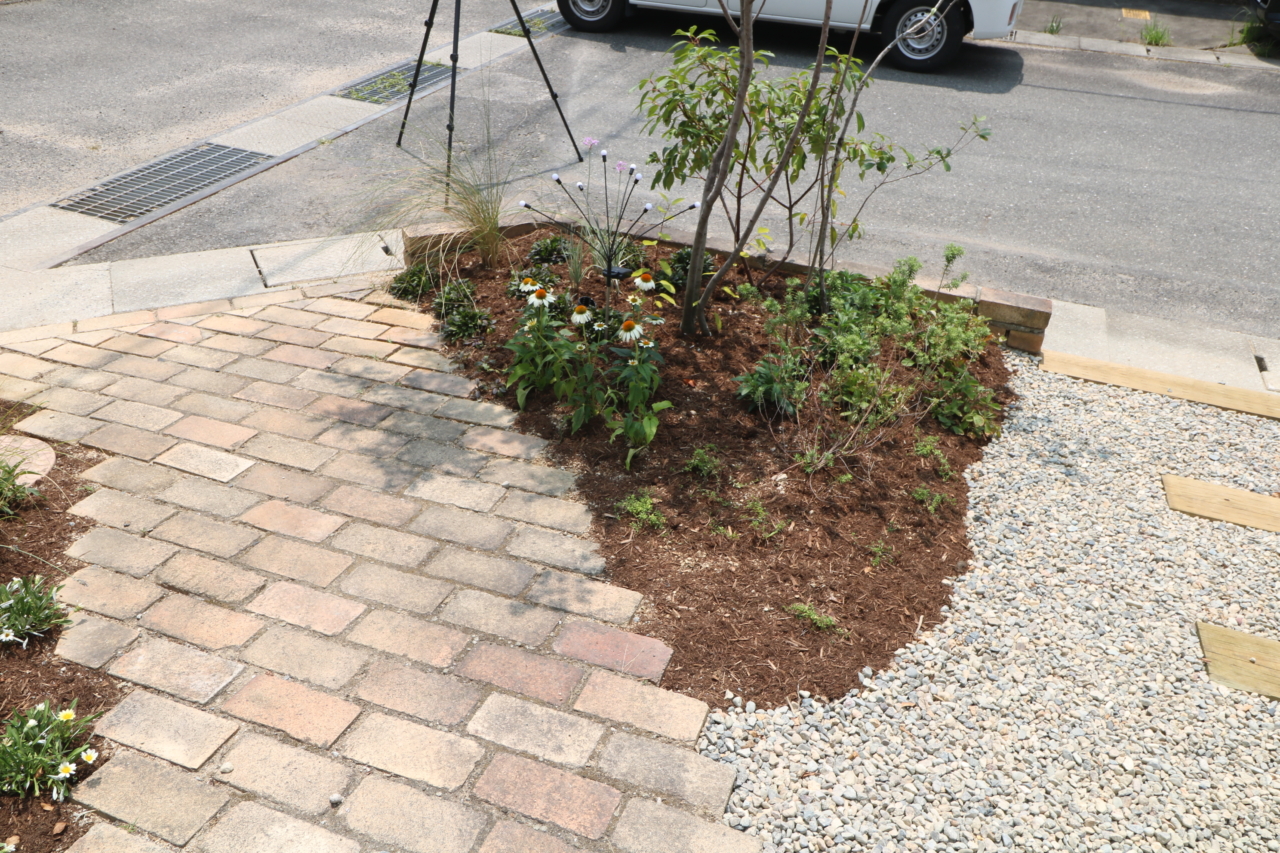 レンガアプローチ周りの植栽スペース
