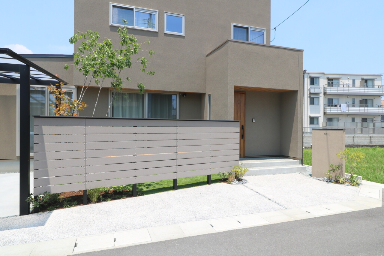 総社市 外構完成 グレージュの外壁とエコモックフェンス