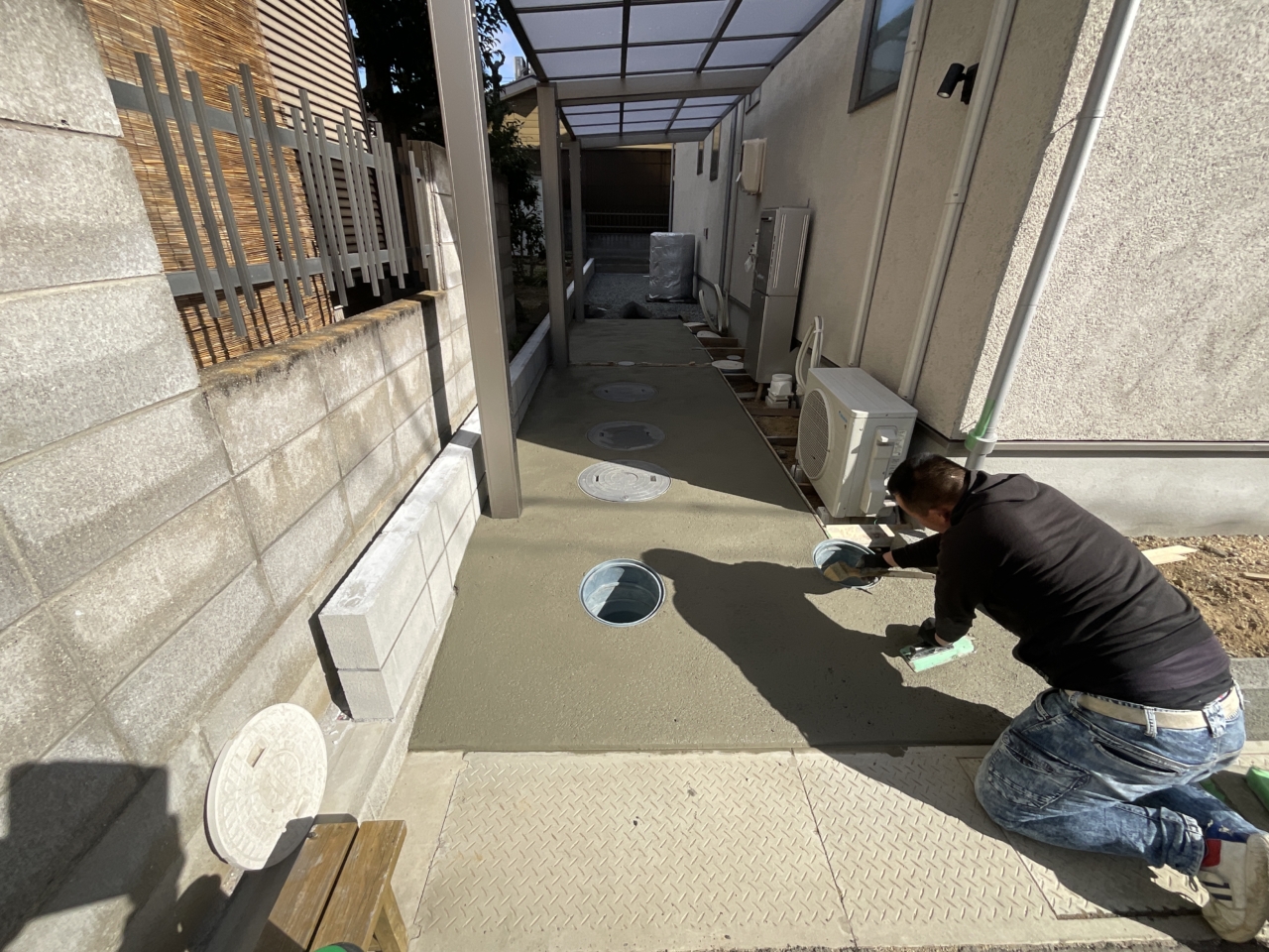 モルタル打設作業の様子