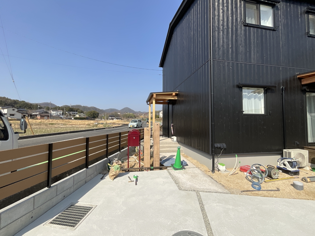 総社市、フェンスと門柱が立ち上がった施工途中の様子