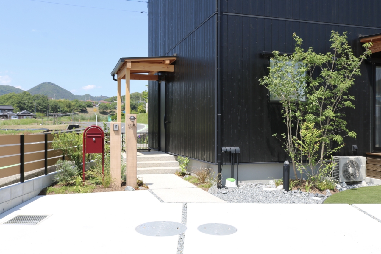 総社市、アプローチと門柱まわりの完成写真