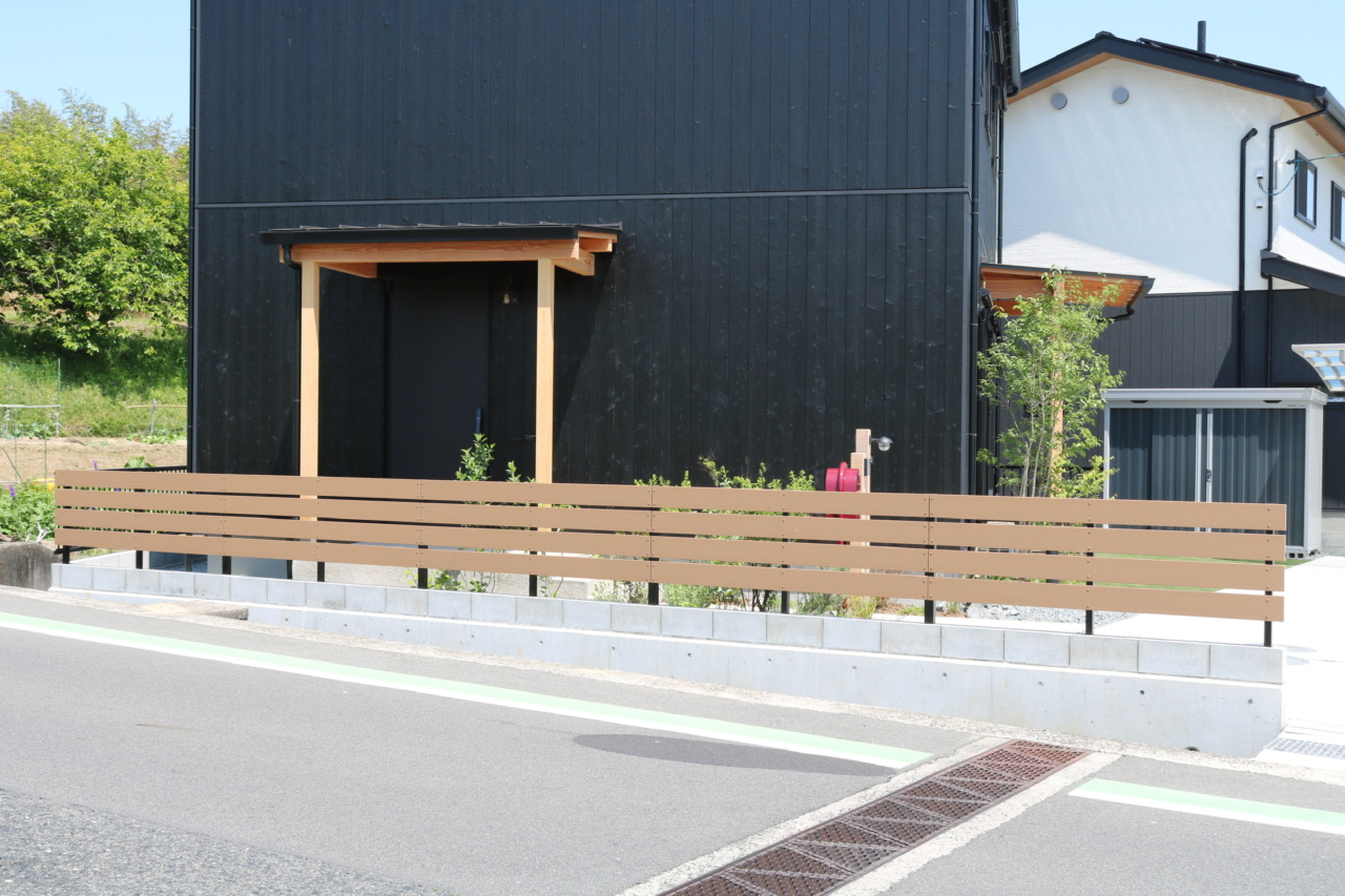 総社市、道路側から見た木調フェンス