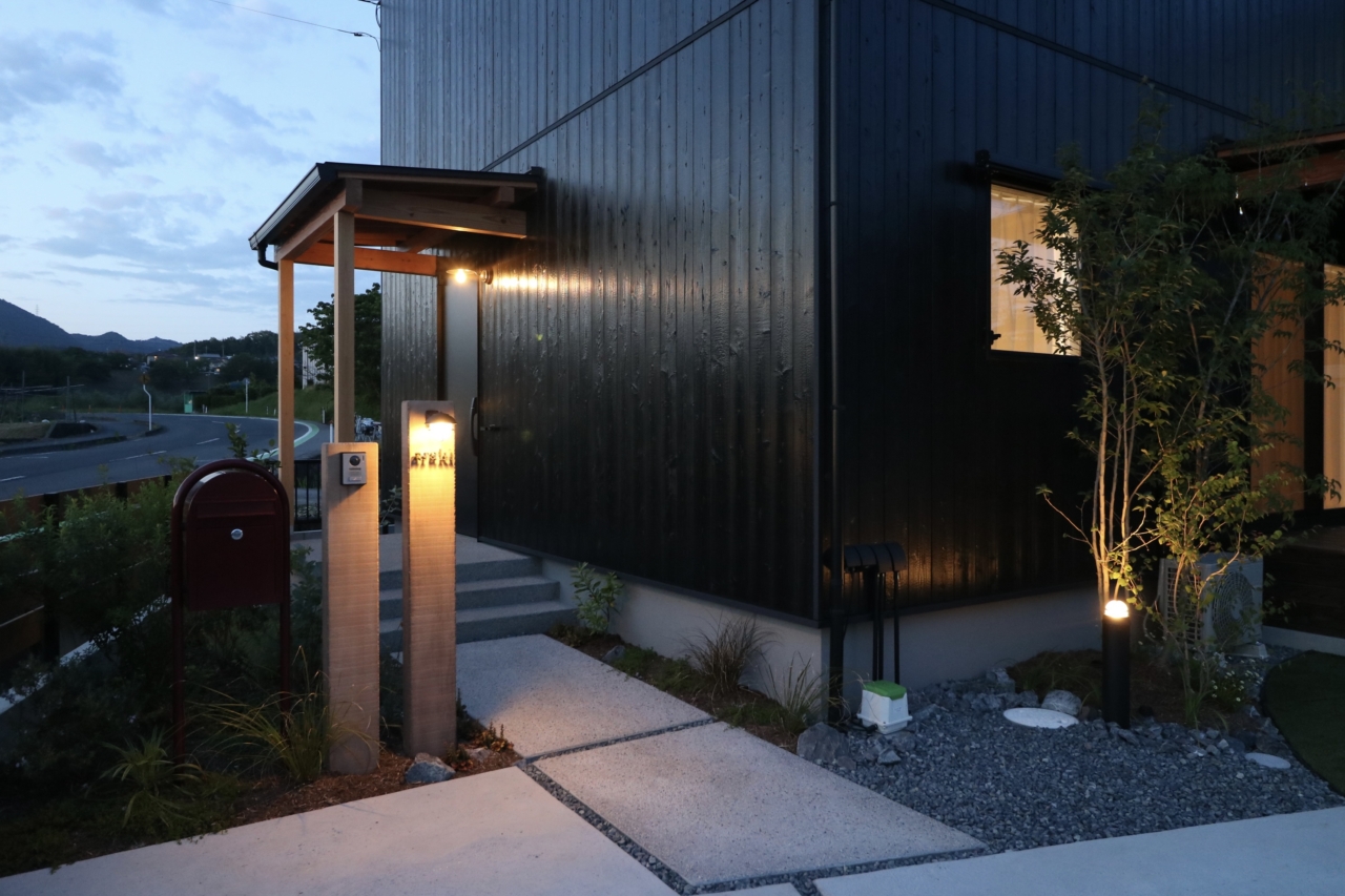 総社市、夜の門まわりと植栽のライトアップ