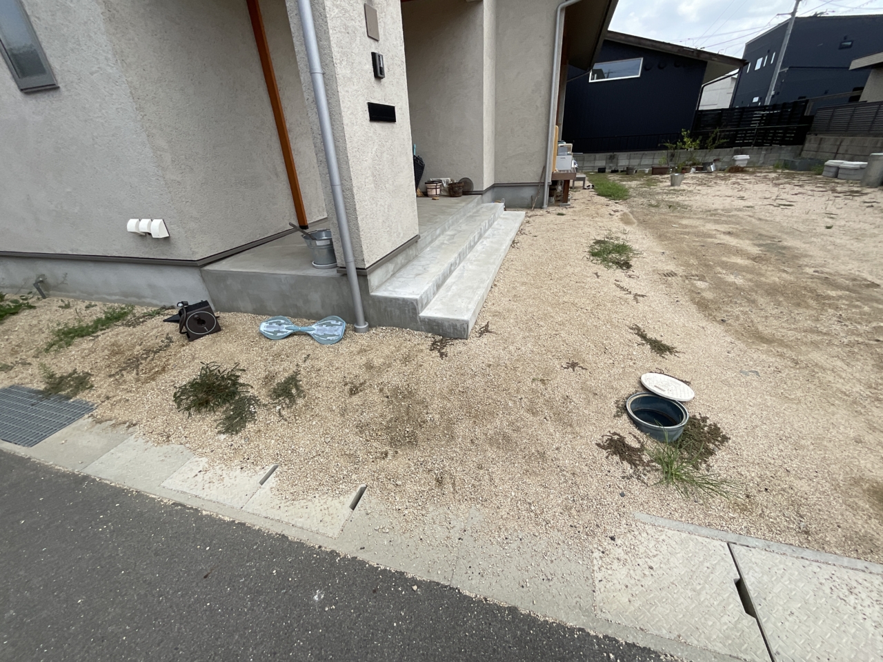 玄関前の施工前の様子