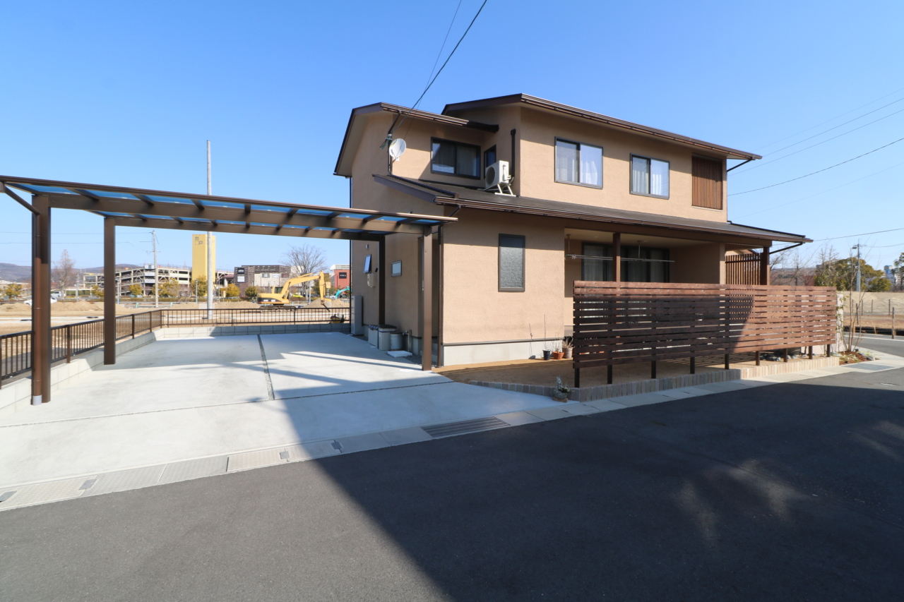 駐車スペースとカーポート　エフルージュFIRST600