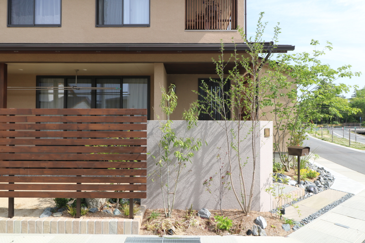 天然木フェンスH1600と門周り