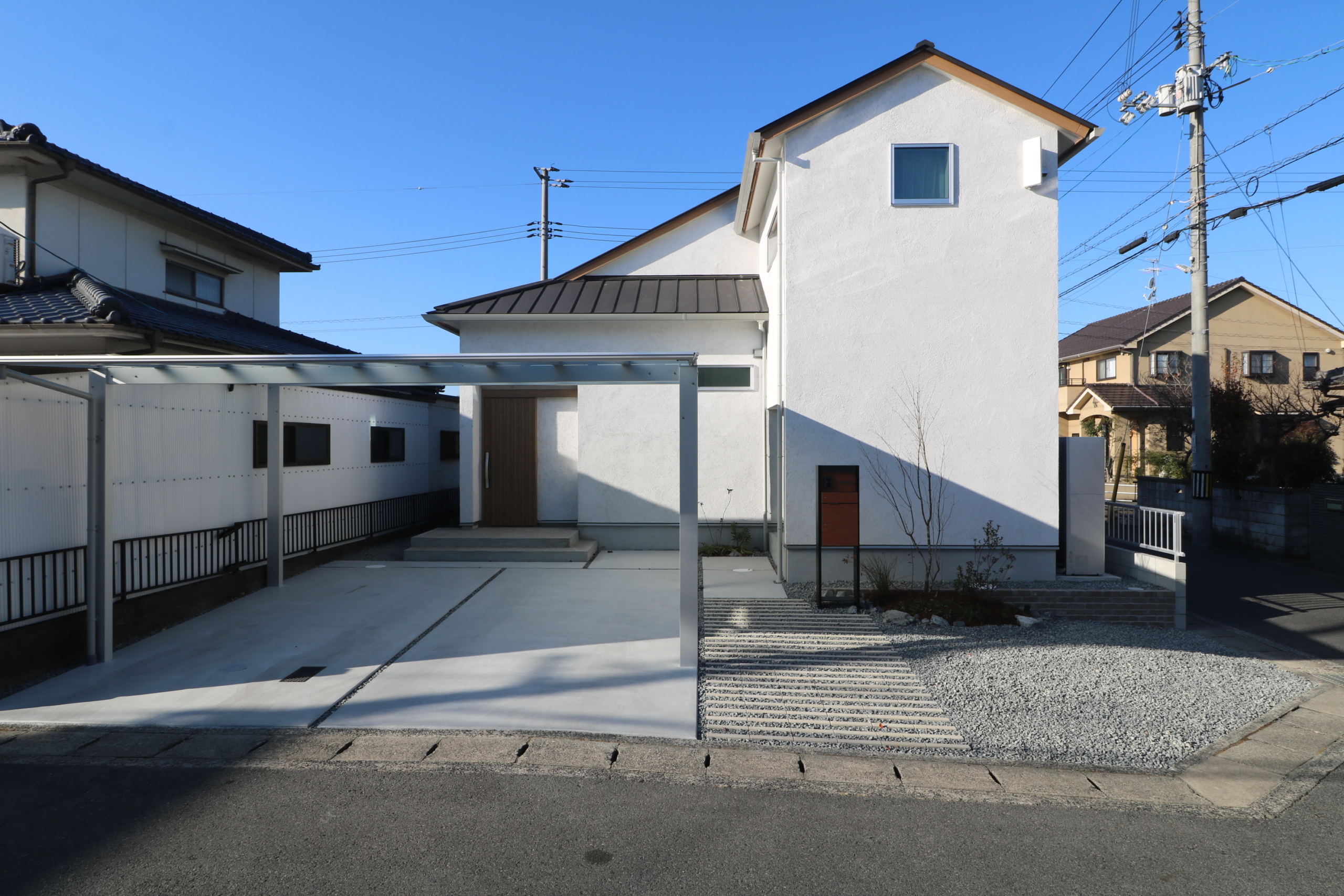 倉敷市の新築外構全景 白い外壁とYKKエフルージュツイン