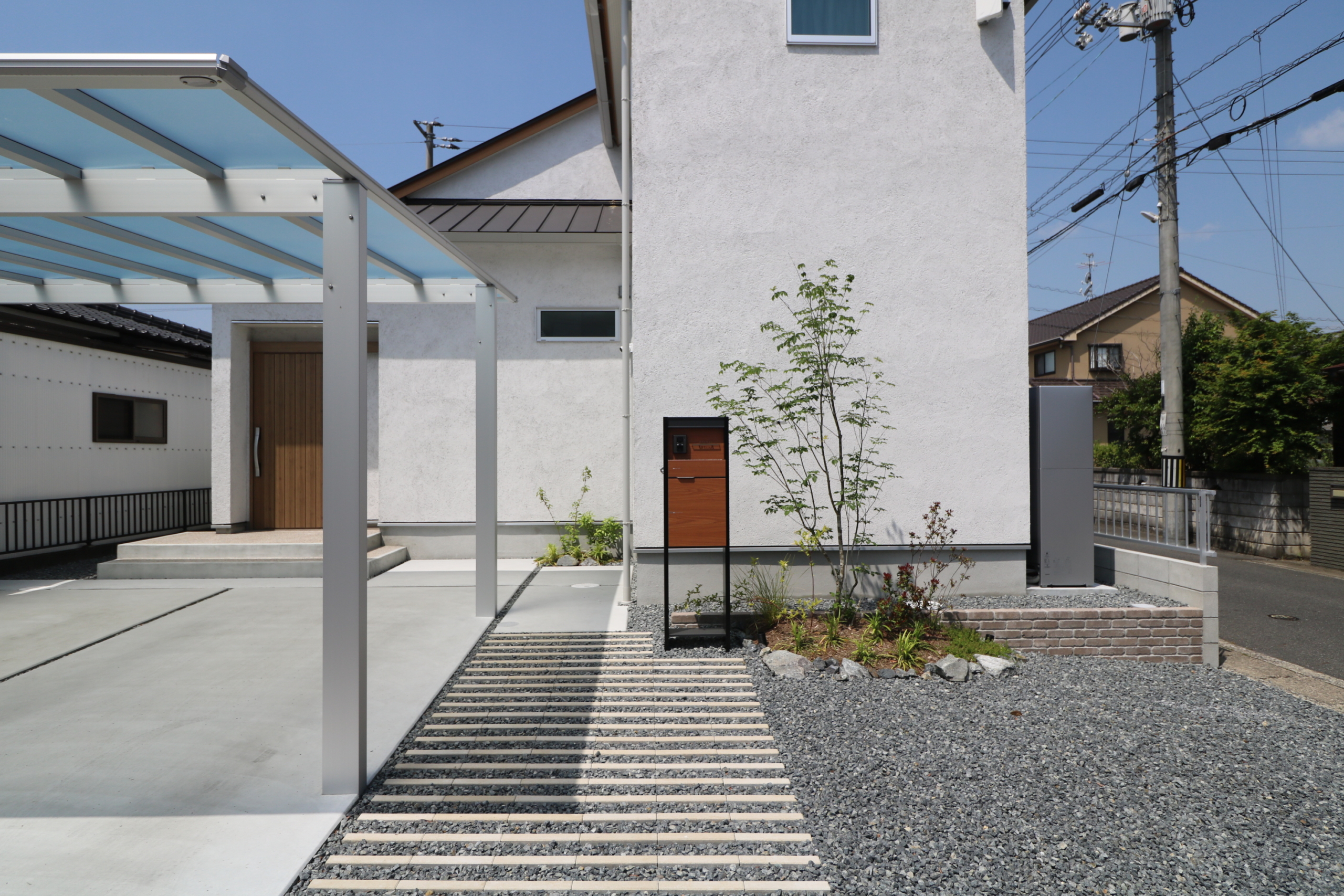 ユニソンのリビオ緑化（ベージュ）を使ったボーダーデザインのアプローチ