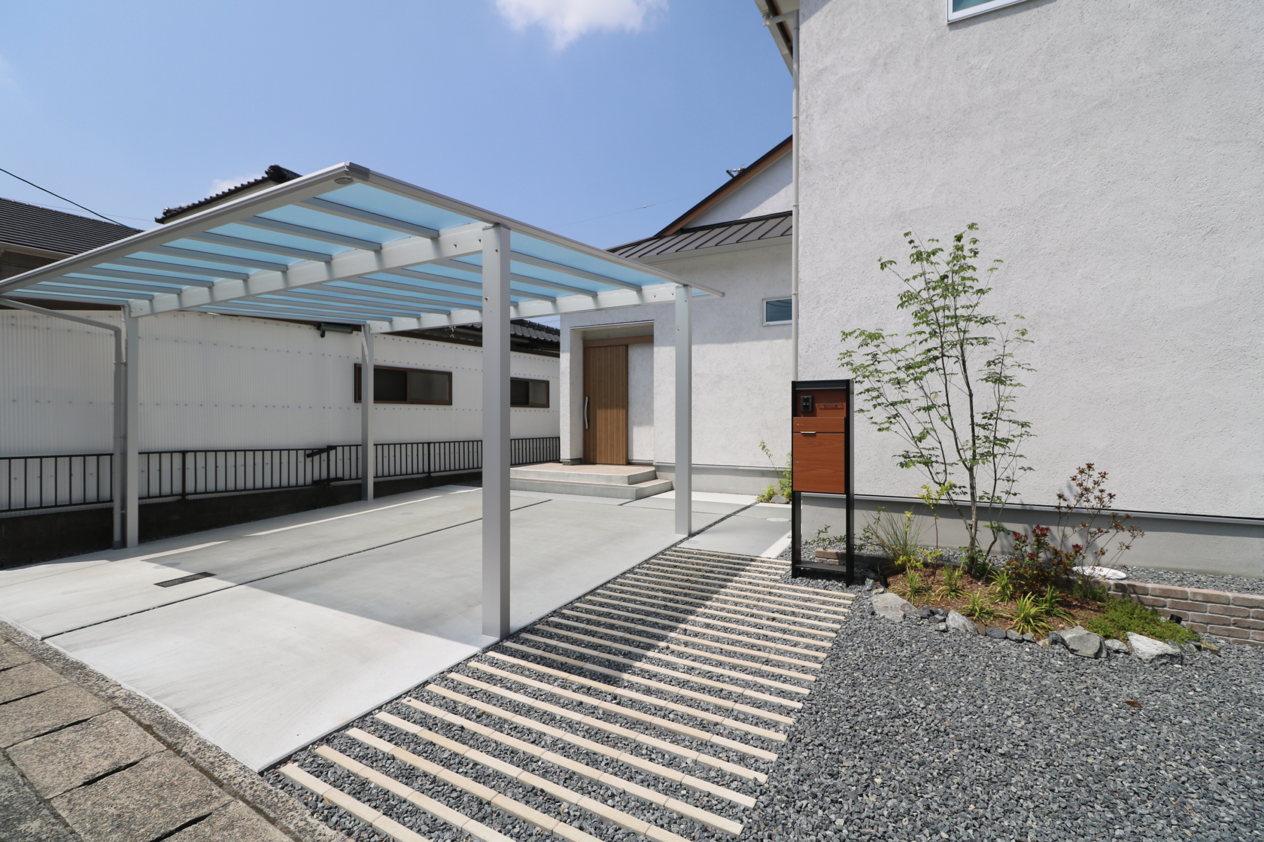 シンプルモダンなカーポート YKKエフルージュのピュアシルバー