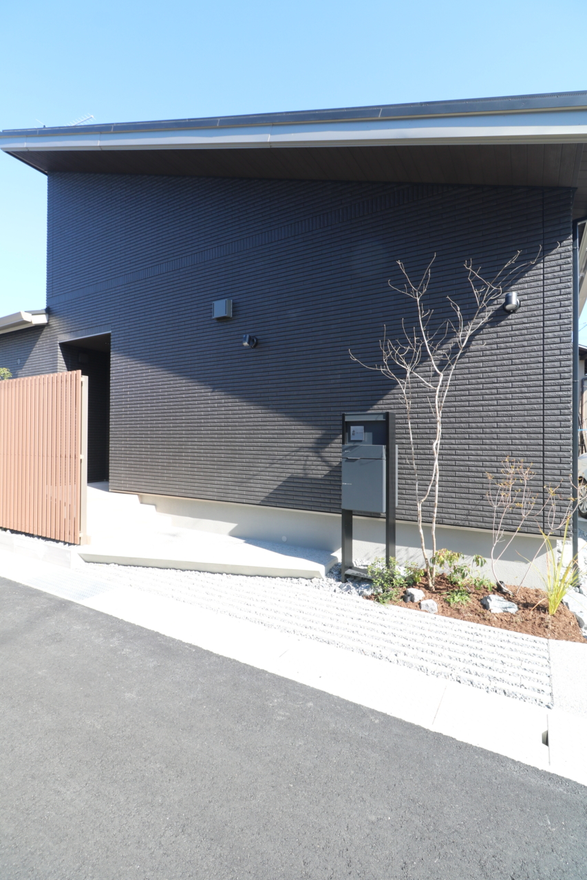 岡山市｜斜めに浮かぶ玄関ポーチ