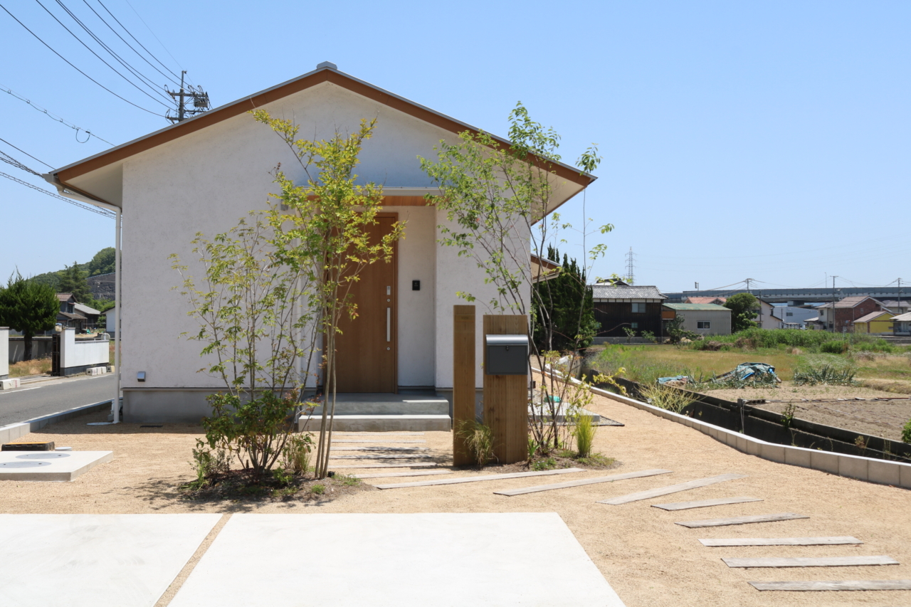 岡山市｜枕木と植栽の豊かな外構
