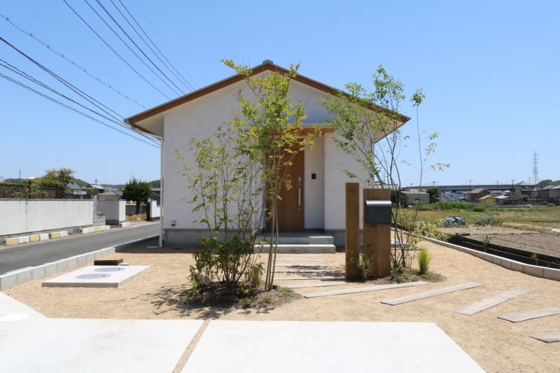 岡山市｜枕木と植栽の外構