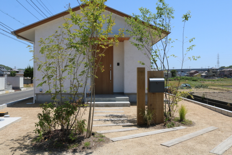 岡山市｜枕木と植栽の豊かな外構