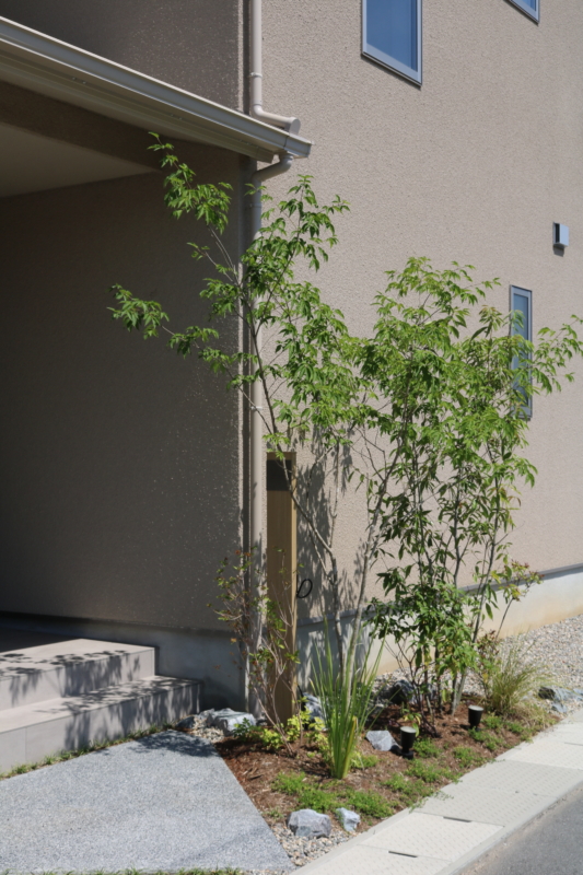 岡山市|洗練されたカーポートと植栽