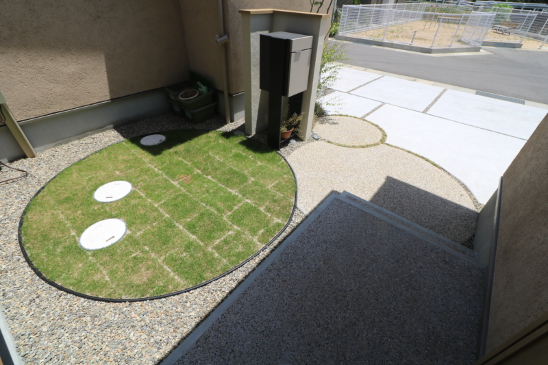 岡山市｜丸いアプローチと天然芝