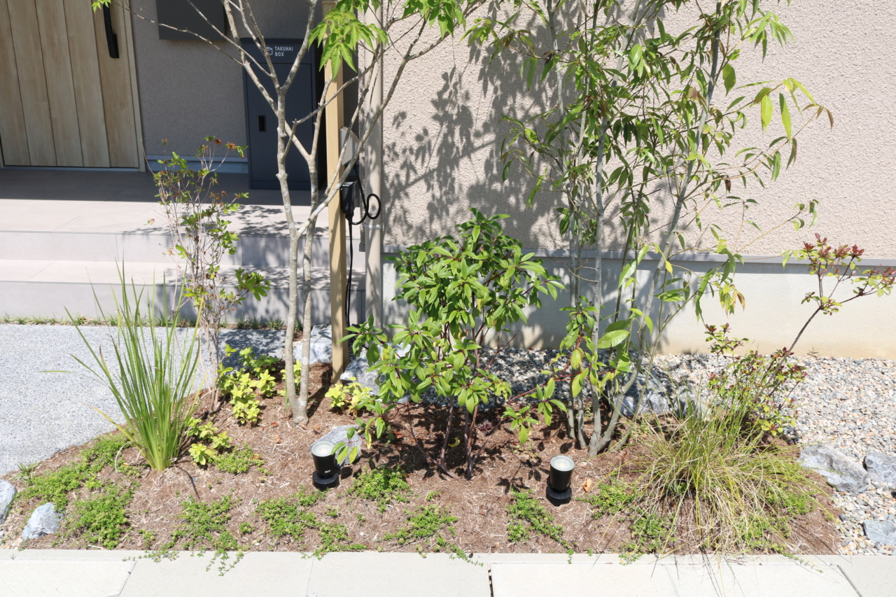 岡山市｜洗練されたカーポートと植栽