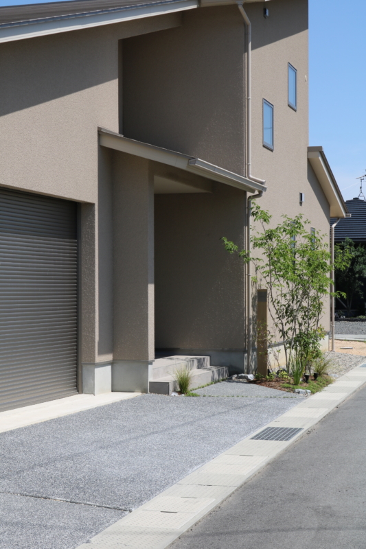 岡山市｜洗練されたカーポートと植栽