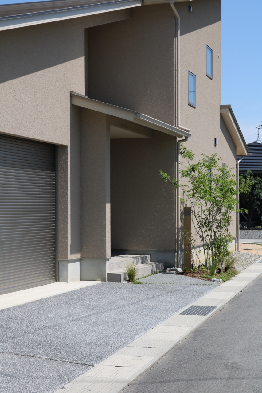 岡山市｜洗練されたカーポートと植栽