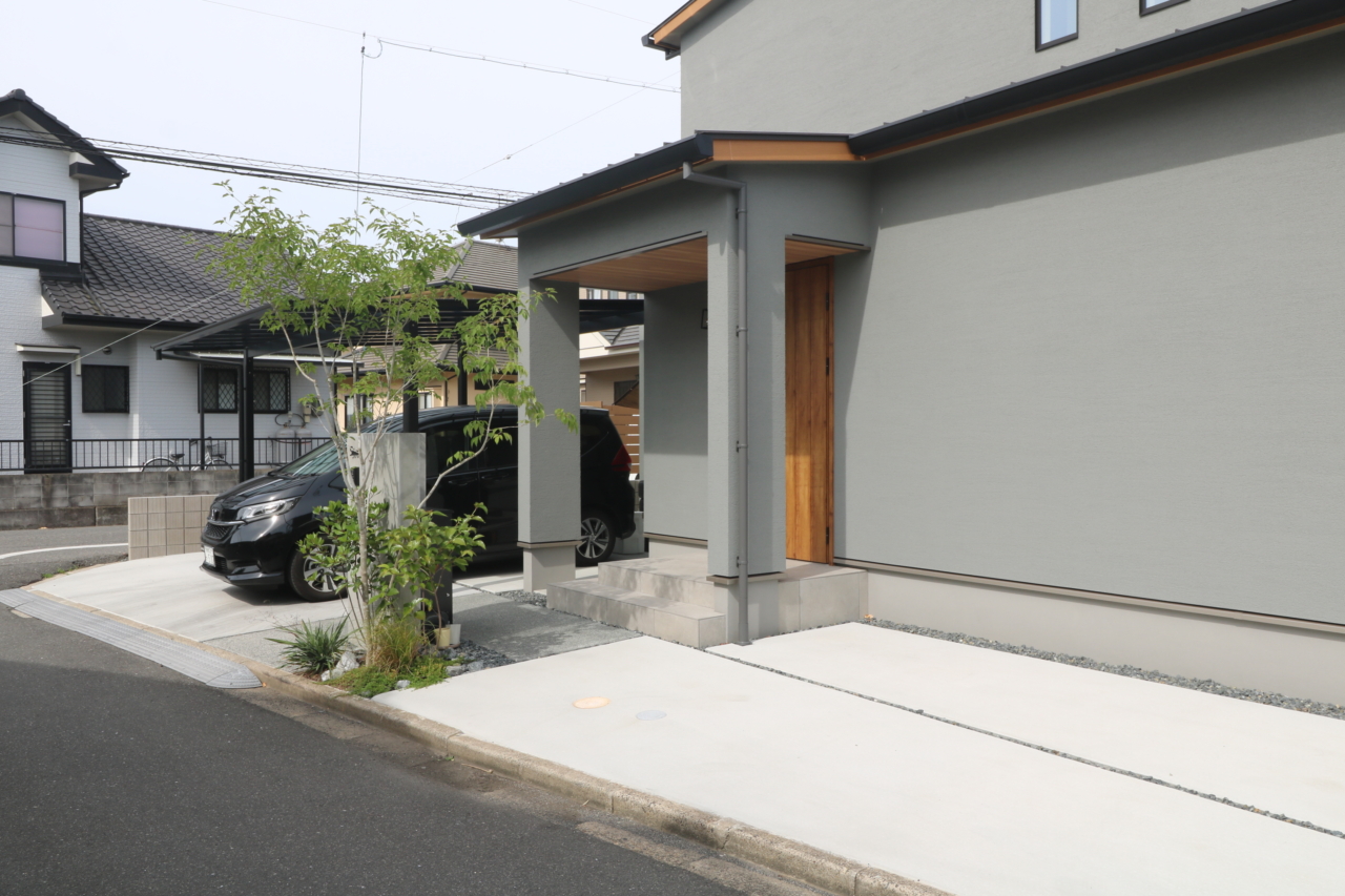 倉敷市｜木目が映えるモノトーン外構