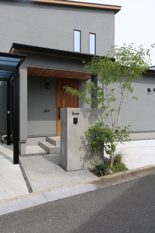倉敷市|木目が映えるモノトーン外構
