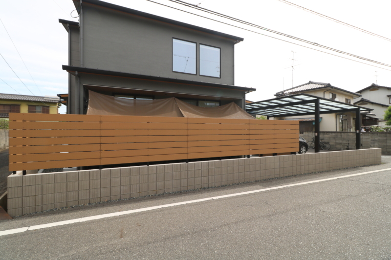 倉敷市|木目が映えるモノトーン外構