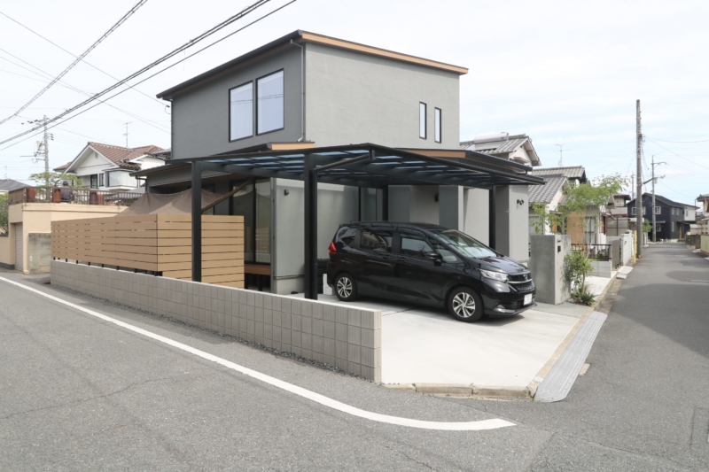 倉敷市|木目が映えるモノトーン外構