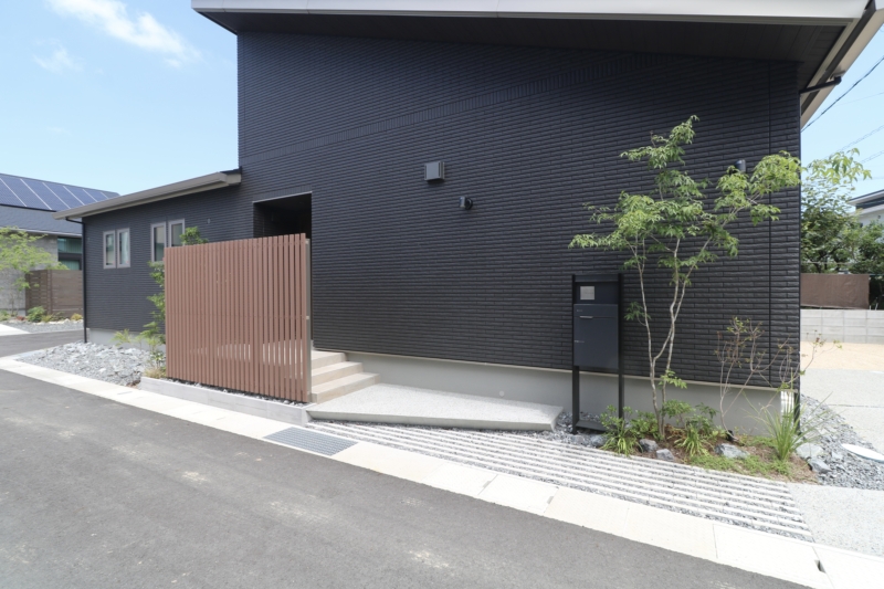 岡山市｜斜めに浮かぶ玄関ポーチ