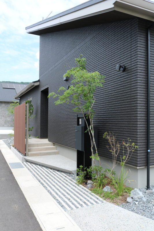 岡山市｜斜めに浮かぶ玄関ポーチ